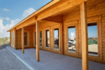 Maison en bois en kit « Holiday L » | 18 x 7 m – Image 3